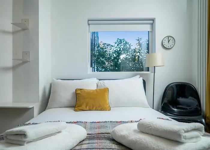 Sleek Flat With Communal Courtyard
