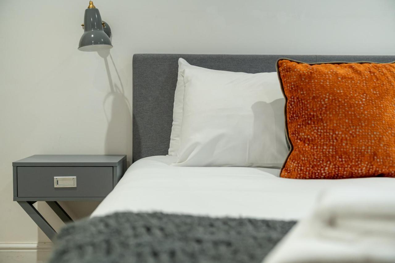 Sleek Flat With Communal Courtyard Apartment London